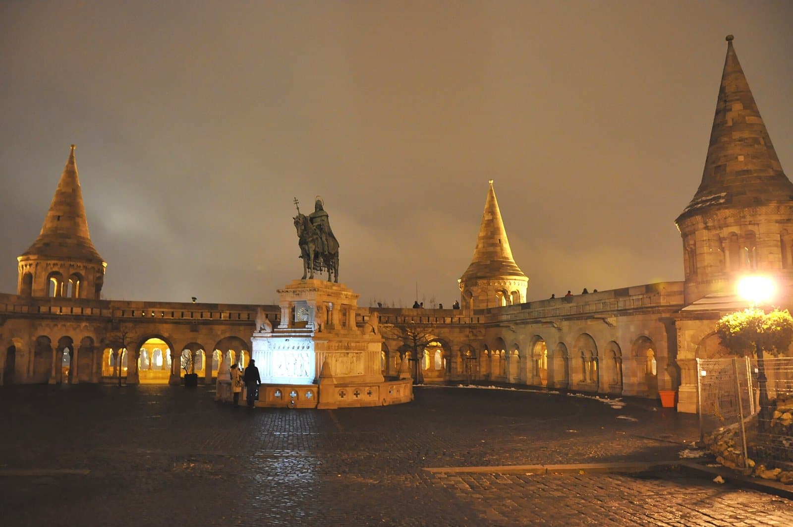 Las torres del Bastión de los Pescadores iluminadas de noche