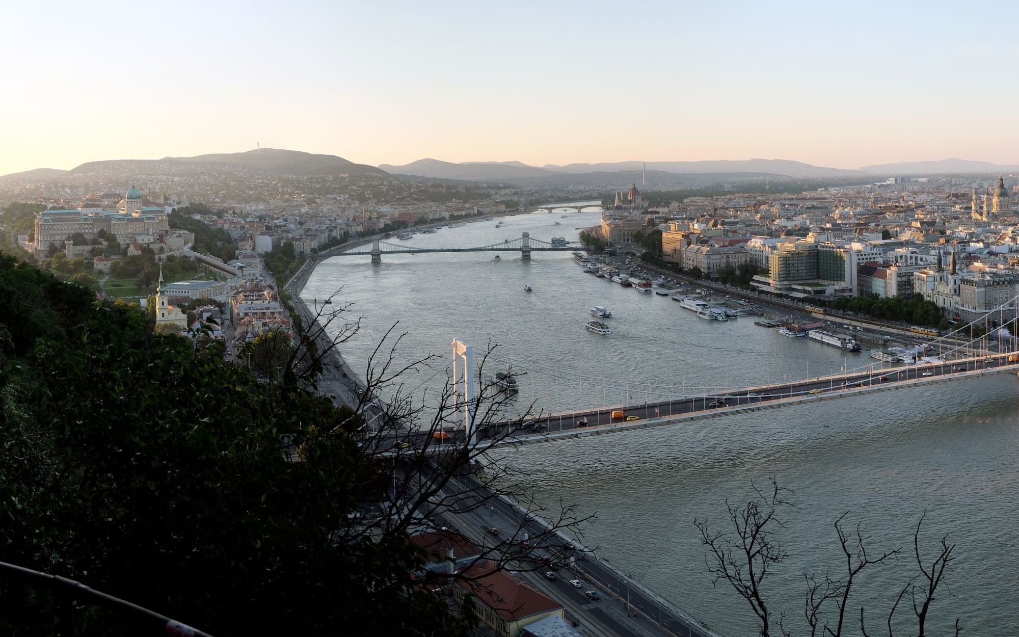 Budapest desde la colina Gellért al atardecer, con el Danubio, sus puentes y el Parlamento al fondo
