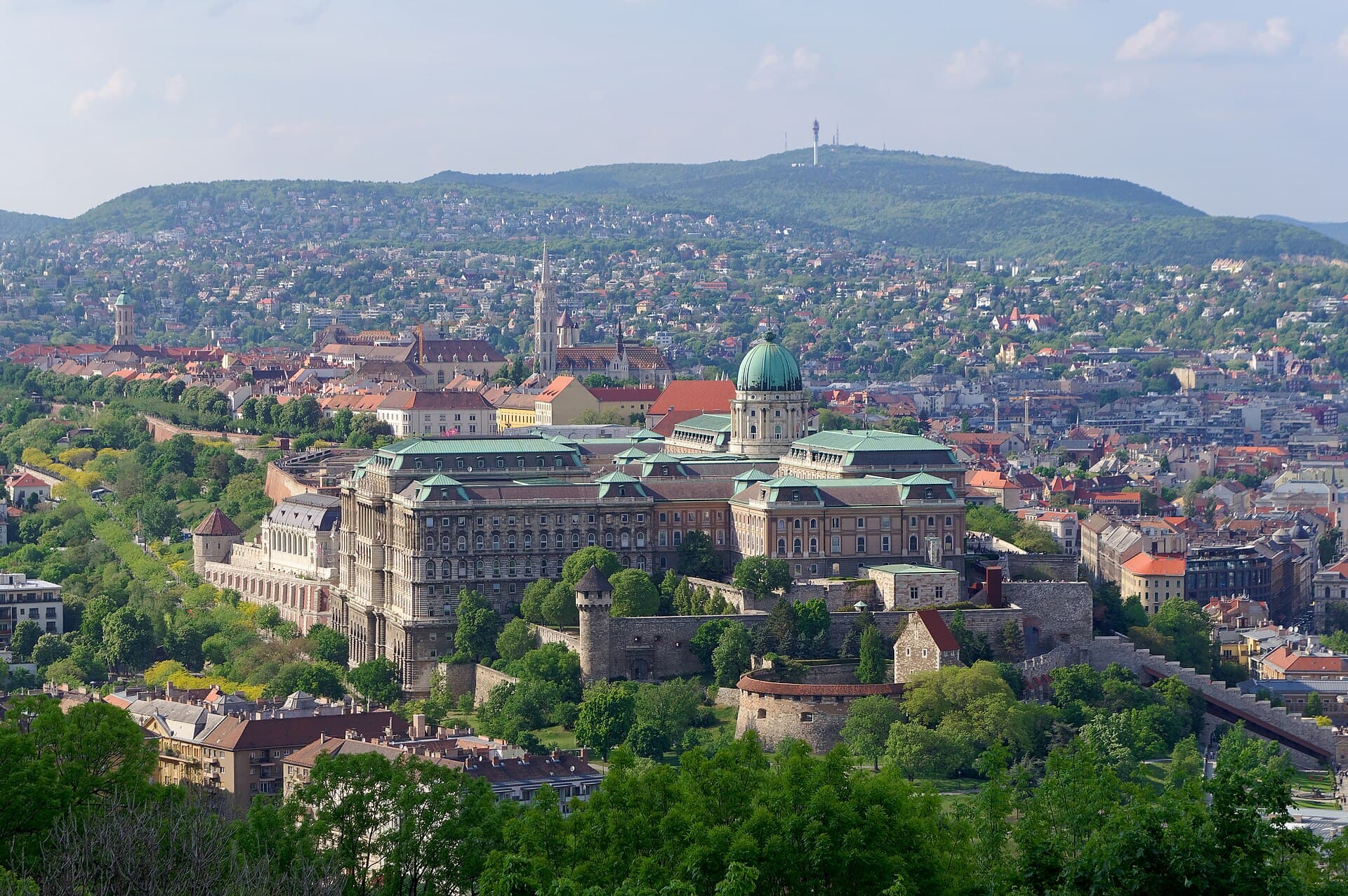 La colina del castillo de Budapest vista desde la colina Gellért, con el palacio real de cúpula verde sobre las murallas medievales