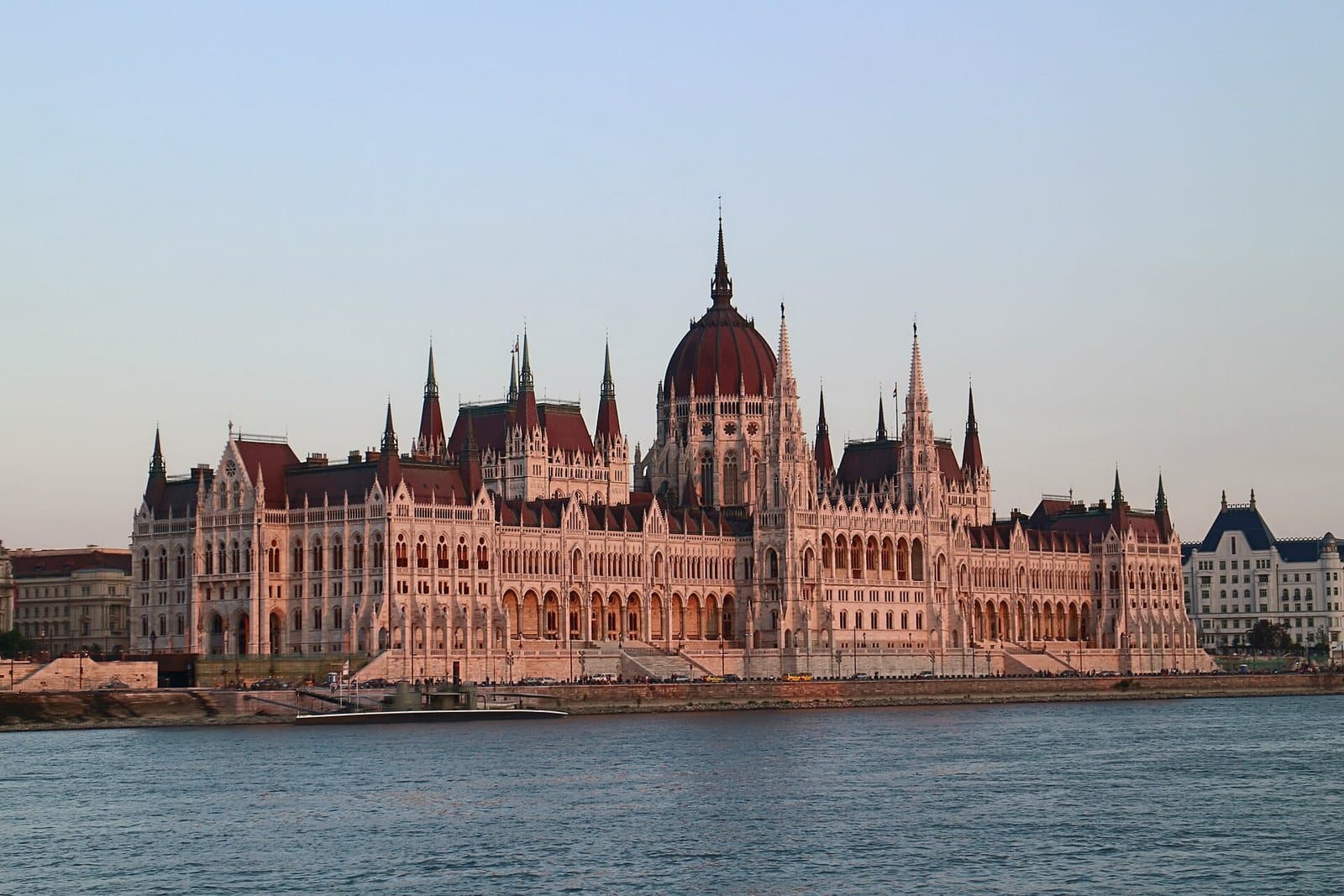El Parlamento de Budapest visto desde el Danubio, con su fachada neogótica y la cúpula roja